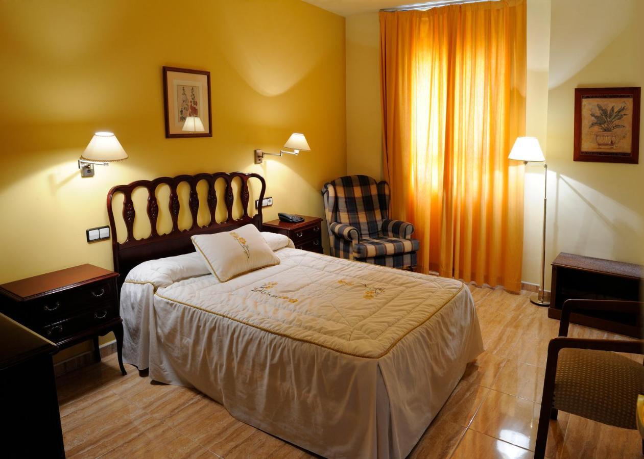 Hotel El Oasis Carchel Pokoj fotografie